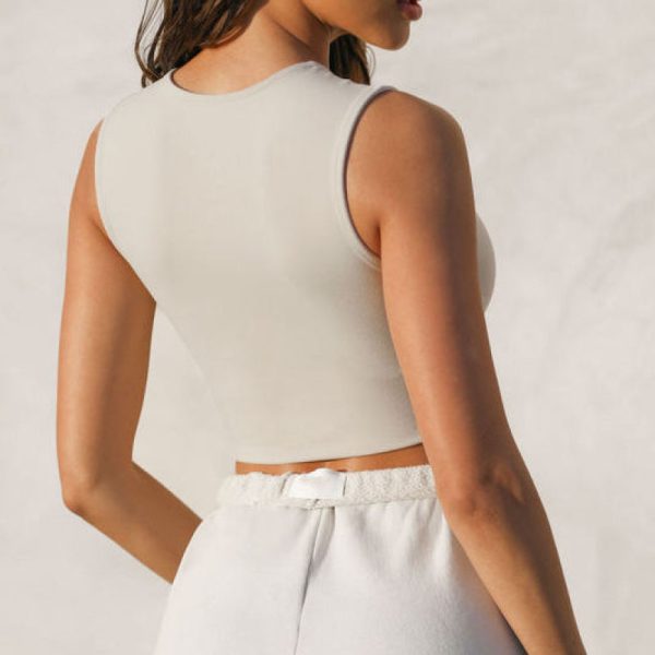 Custom Crop Top Manufacturer | Soft Stretchy Slim Fit Racerback Women Athletic Tank Tops in White - 图片 3